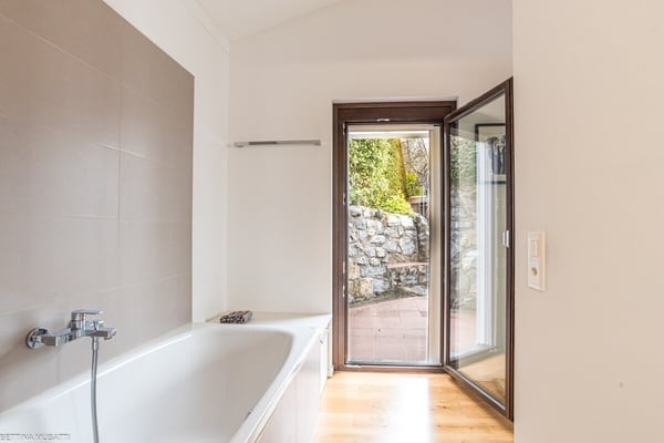 SAGNO: UNA CASA SOSPESA TRA QUIETE E PANORAMA 7