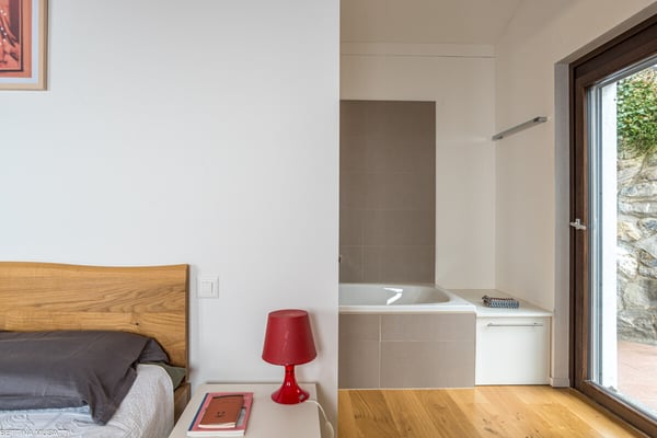 SAGNO: UNA CASA SOSPESA TRA QUIETE E PANORAMA 6