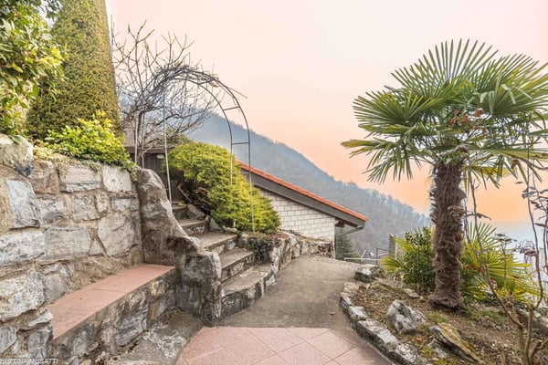 SAGNO: UNA CASA SOSPESA TRA QUIETE E PANORAMA 8