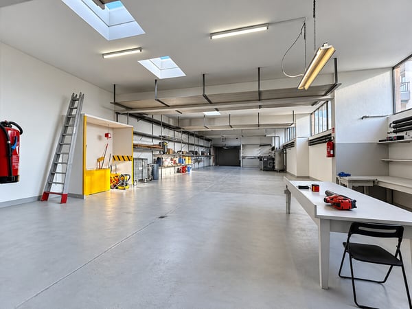 BALERNA LABORATORIO, MAGAZZINO E UFFICI: UN UNICO INDIRIZZO PER LA V 7