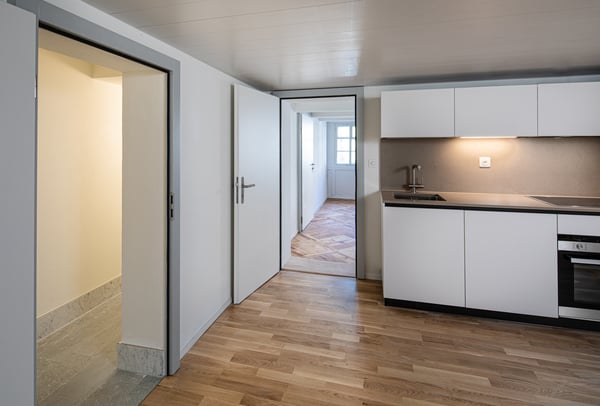 Altbaucharme trifft Luxus: Sanierte 6.5-Zimmer-Wohnung zu vermieten!