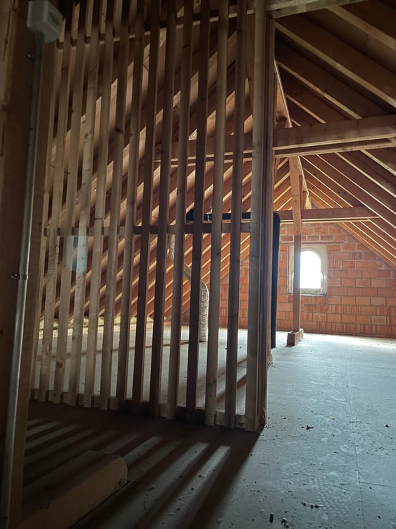 Benötigen Sie Stauraum? Sehr grosses Estrich-Abteil zu vermieten 2