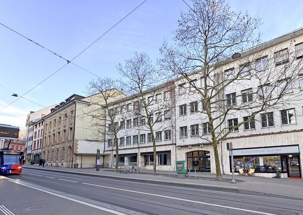 Zentrale Wohnung mit zwei Balkonen 1