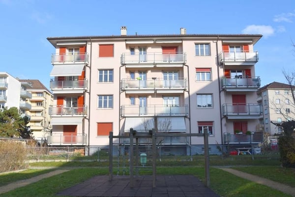 RARE : Place de parc extérieure à l'av. de Cour ! 12