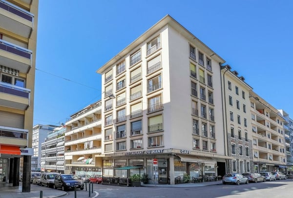 Place de parking extérieur dans le quartier des Eaux-Vives 1