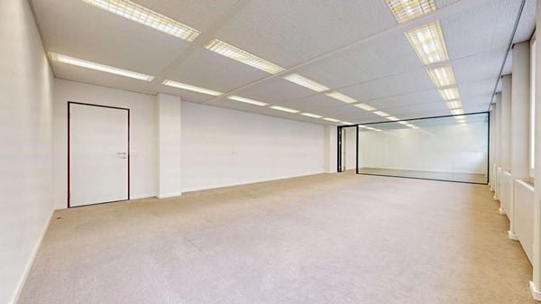 Frisch sanierter Büroraum - bezugsbereit & voller Möglichkeiten! 2