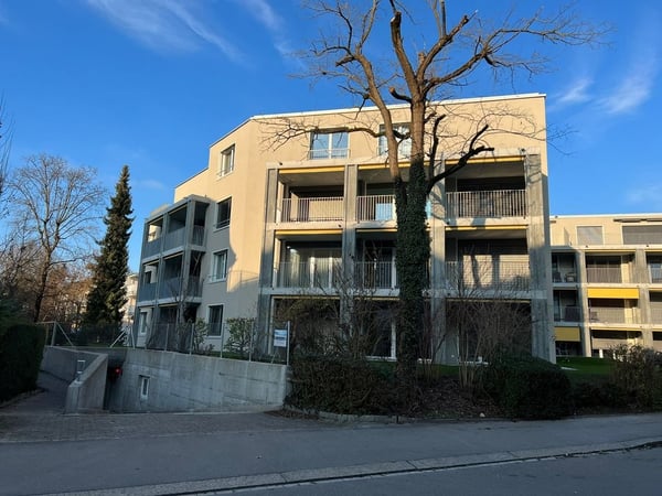 Abstellplatz aussen nähe Bahnhof Örlikon 4