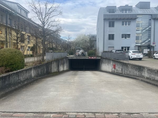 Parkplatz in der Einstellhalle nahe der International School Basel 1