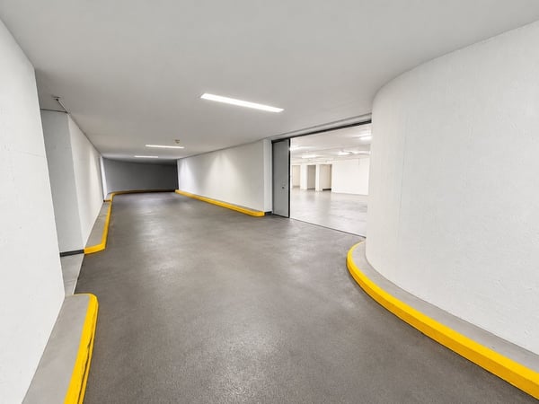 Grosser Lagerraum in Oerlikon mit Nasszelle und Garderobe 1