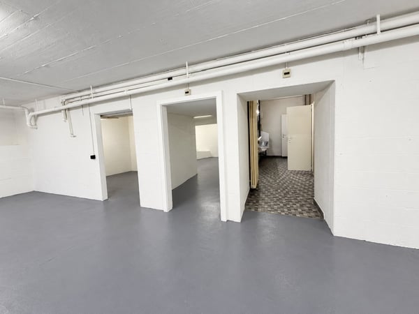 Grosser Lagerraum in Oerlikon mit Nasszelle und Garderobe 4