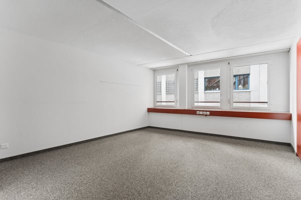 Vielseitige Gewerbe- und Büroflächen an gut sichtbarer Lage 10