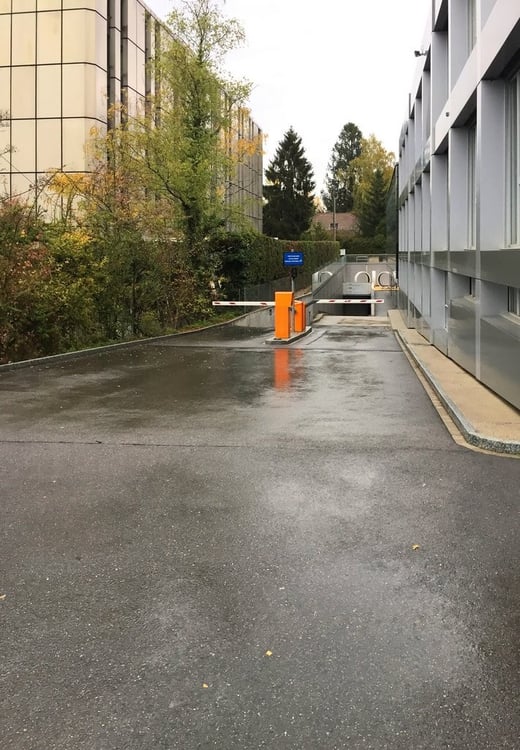Place de parking sécurisée, idéalement situé à proximité de l'aéroport 2
