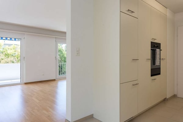 Grosszügige und helle Wohnung 3