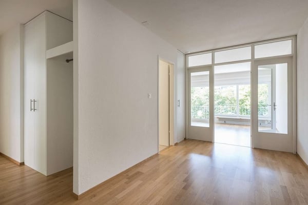 Grosszügige und helle Wohnung 6