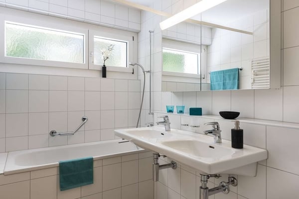 Grosszügige und helle Wohnung 7