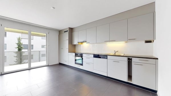 Grosszügige Wohnung mit grossem Balkon! 2