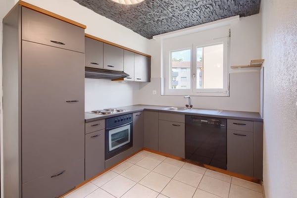 Grand logement offrant beaucoup d'espace et de lumière 4