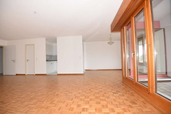Beau 1 pièces de 120 m2 avec balcon 3