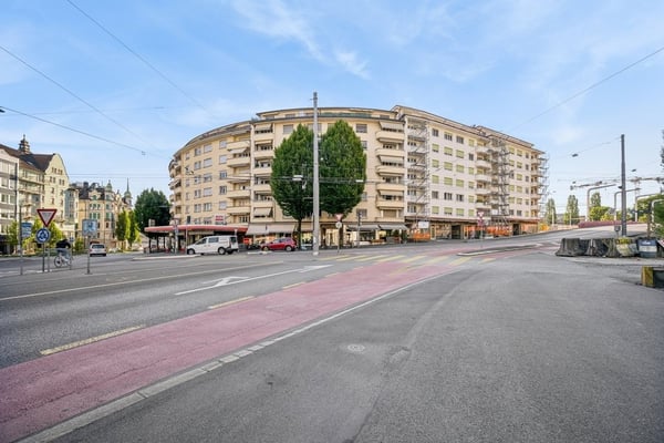 Attraktive Laden oder Bürofläche mit Schaufenster am Bundesplatz 1