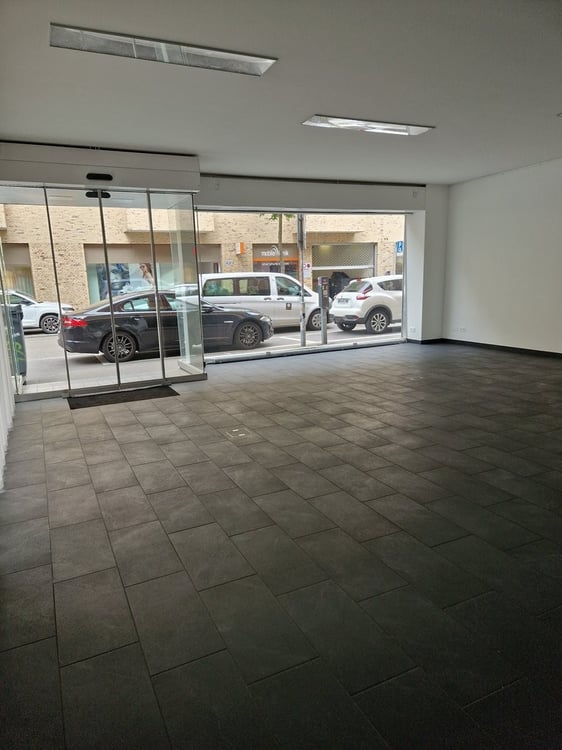 Helle Gewerbefläche mit Schaufenster für Laden, Büro oder Studio 4