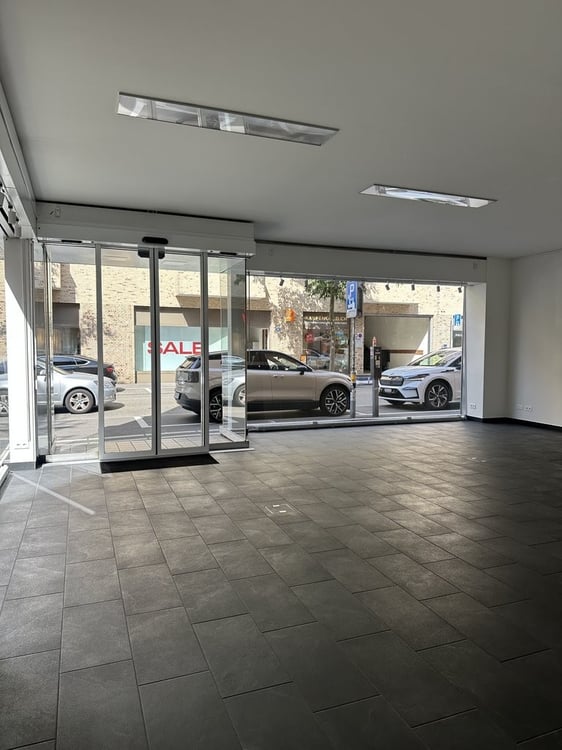 Helle Gewerbefläche mit Schaufenster für Laden, Büro oder Studio 4