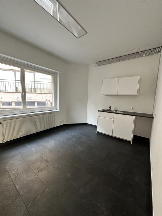 Helle Gewerbefläche mit Schaufenster für Laden, Büro oder Studio 6