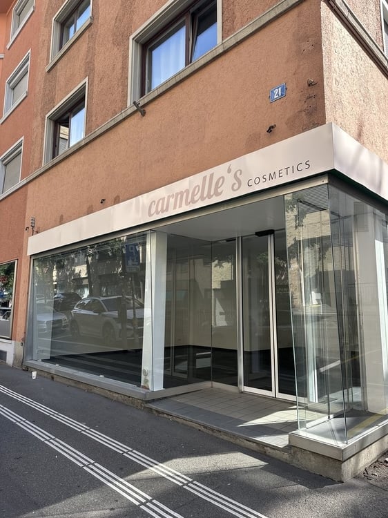 Helle Gewerbefläche mit Schaufenster für Laden, Büro oder Studio 2