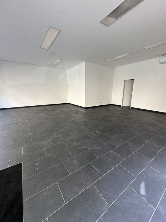 Helle Gewerbefläche mit Schaufenster für Laden, Büro oder Studio 3