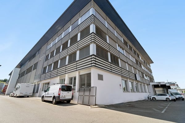 Grosszügige Gewerbefläche und Büros in Schlieren zu vermieten 1