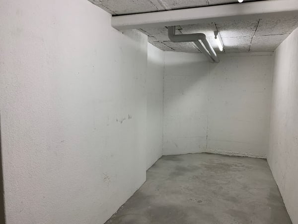 Petit dépôt de 13 m2 dans immeuble résidentiel 5