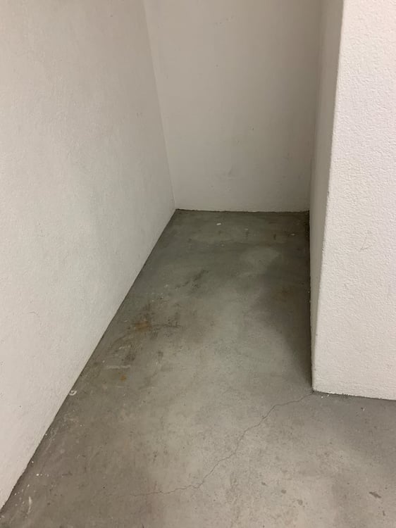 Petit dépôt de 13 m2 dans immeuble résidentiel 6