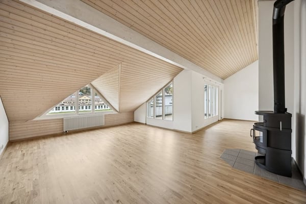 Grosszügige Dachwohnung mit Balkon und Schwedenofen 2