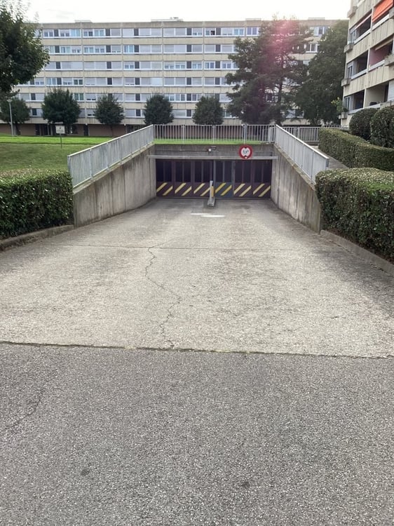 Parking intérieur sécurisé - Idéalement situé 3