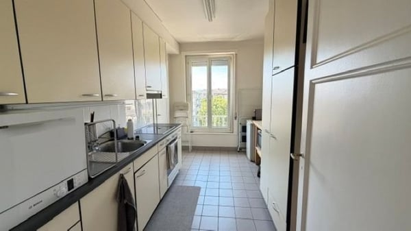 Spacieux et lumineux, proche de l'av. de Cour ! 4