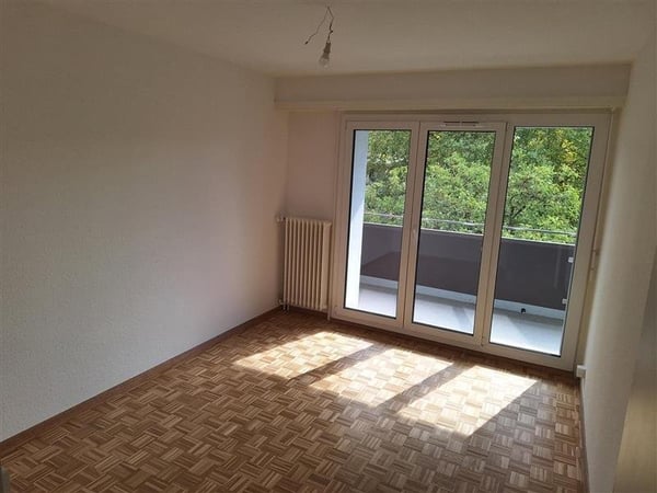 Appartement complètement rénové de 4.5 pièces proche de l'aéroport 7