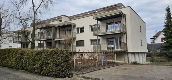 Aussenparkplatz mit direktem Tramanschluss 19