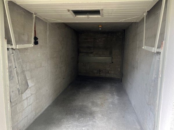 Zentrale Garagenbox für Kleinwagen oder Motorräder 2