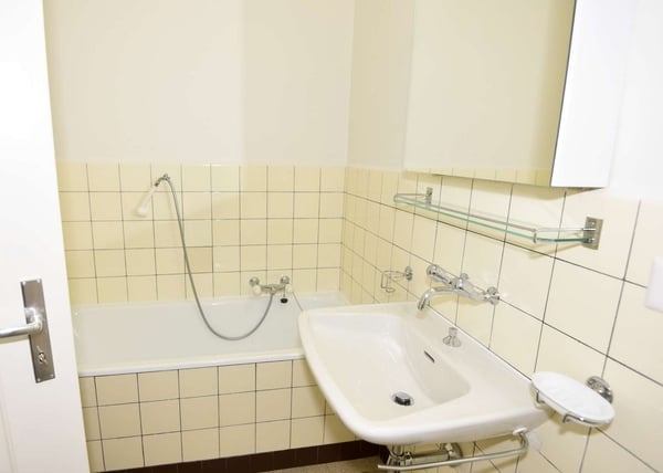 Proche Source, joli 2.5 pièces avec grand balcon au calme (de suite) 6