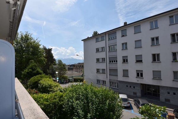 Proche Source, joli 2.5 pièces avec grand balcon au calme (de suite) 2