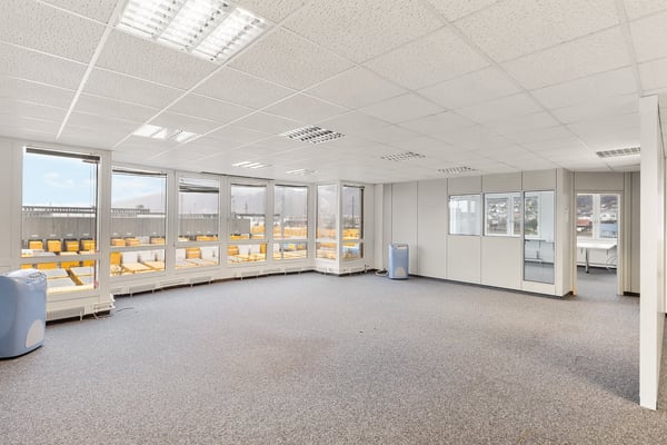 Seltene Kombination aus Büro und Lager an einem Standort 11
