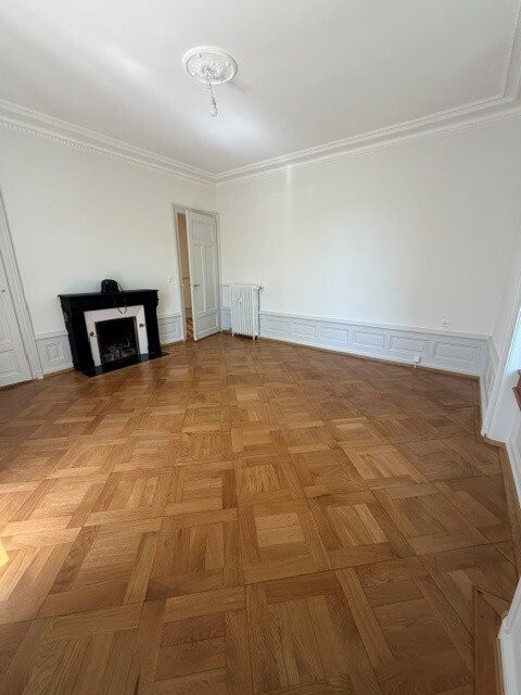Magnifique 5 pièces avec moulures et cheminée décorative 2