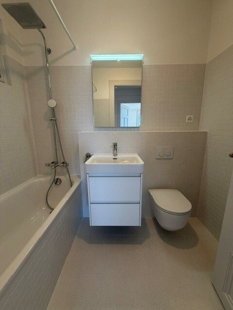 Magnifique 5 pièces avec moulures et cheminée décorative 10