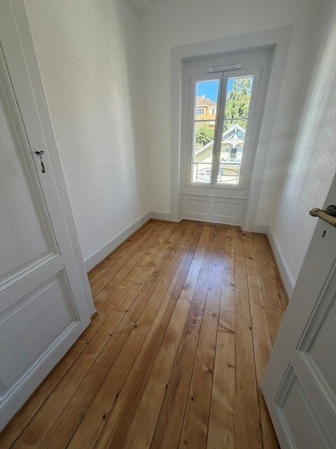 Magnifique 5 pièces avec moulures et cheminée décorative 7