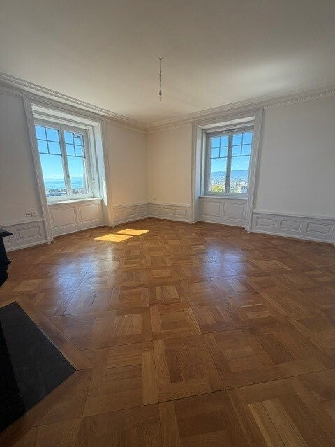 Magnifique 5 pièces avec moulures et cheminée décorative 3