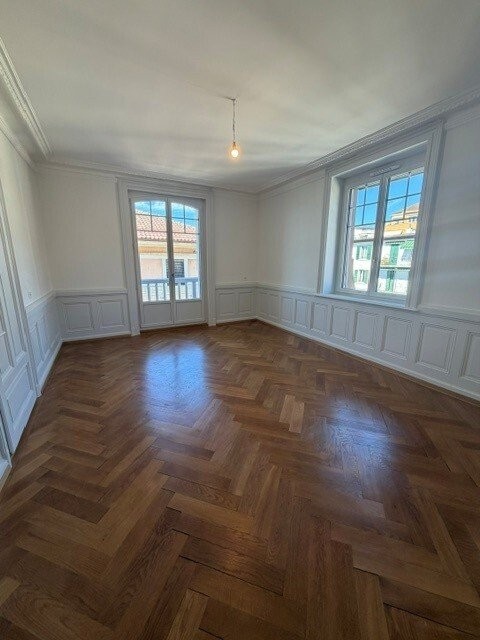 Magnifique 5 pièces avec moulures et cheminée décorative 5