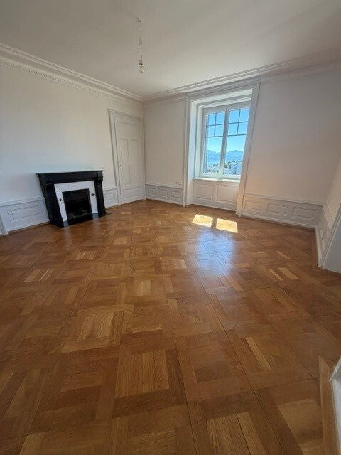 Magnifique 5 pièces avec moulures et cheminée décorative 2