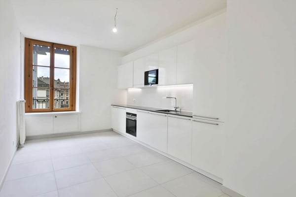 Appartement avec cachet donnant sur la rue du Rhône 3