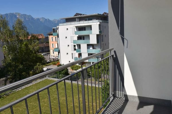 Dans un immeuble rénové, beau 3 pièces proche gare 11