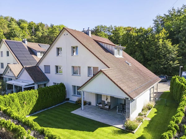 Grosses und lichtdurchflutetes Doppeleinfamilienhaus mit gepflegtem Garten 1
