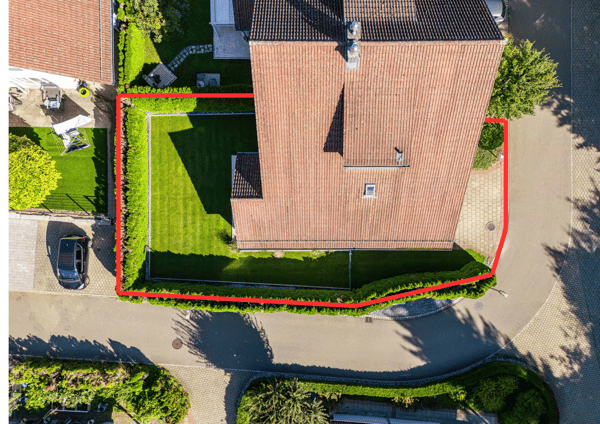 Grosses und lichtdurchflutetes Doppeleinfamilienhaus mit gepflegtem Garten 2